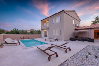 Ferienhaus mit Pool in der Nähe von Pula!