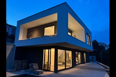 DAS MITTELMEER LIEGT IHNEN ZU FÜSSEN **Traumvilla  Neubau BestInvest*
