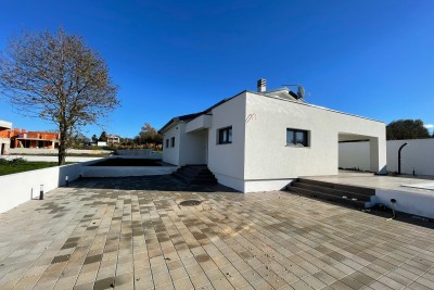 Neubau *Ferienvilla* im stadtnahem Neubaugebiet