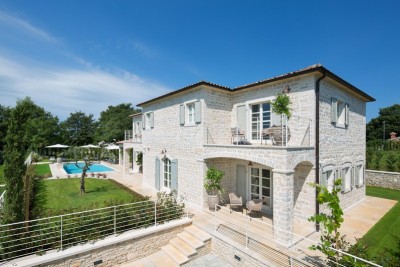 Luxuriös eingerichtete Steinvilla mit Swimmingpool und Sportpark